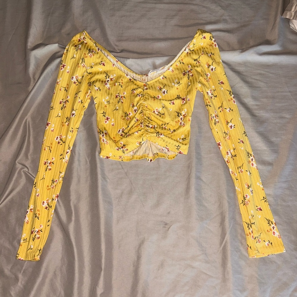 Selling a cute floral top!